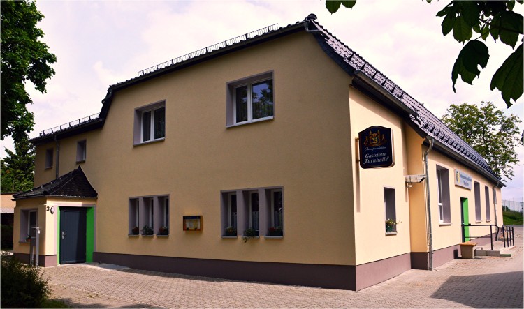 Gaststätte Turnhalle Neueibau und Dorfgemeinschaftshaus - über den Vordereingang gelangen Sie direkt in unsere Gaststube.